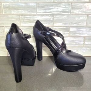 Gianni Bini Size 8M Black Criss-Cross Strappy Platform Heels